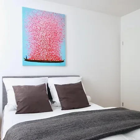 Grosse Dachgeschosswohnung Mit Balkon Im Belgischen Viertel アパート